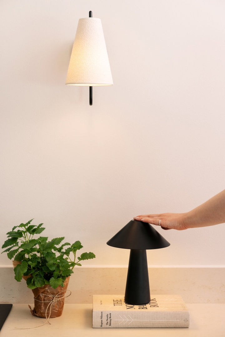 Lou Seinavalgusti, Must - Globen Lighting - snug.ee