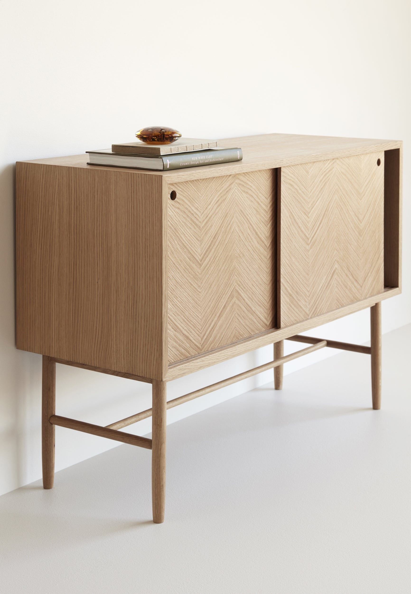 Herringbone Tammepuidust Kummut - Hübsch Disainmööbel - snug.ee