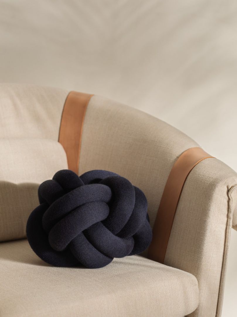 Knot Dekoratiivpadi, Tumesinine - Design House Stockholm - snug.ee