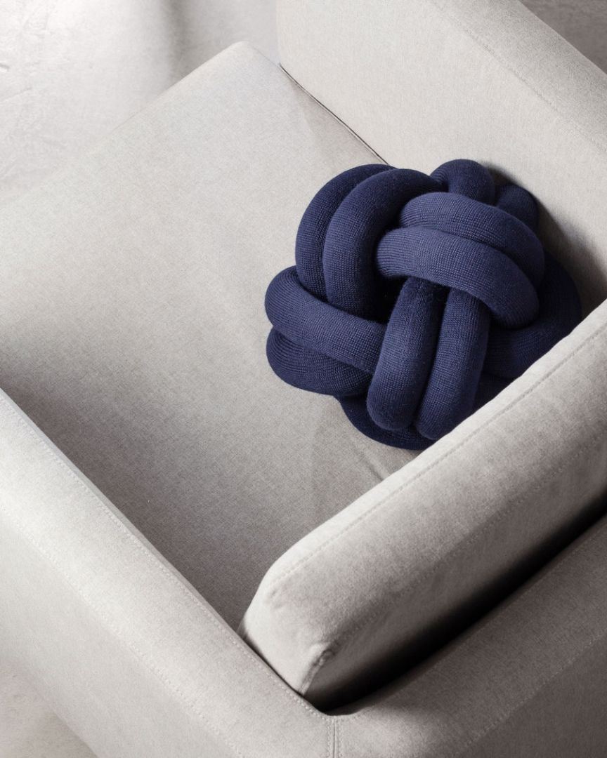 Knot Dekoratiivpadi, Tumesinine - Design House Stockholm - snug.ee