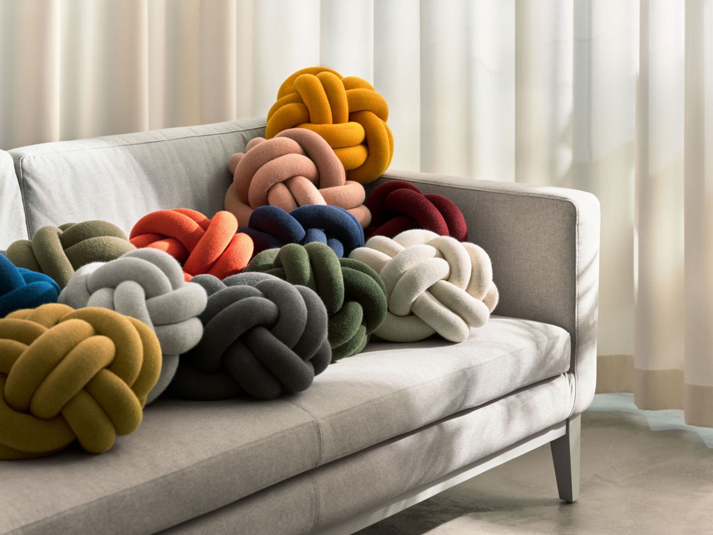 Knot Dekoratiivpadi, Tumesinine - Design House Stockholm - snug.ee